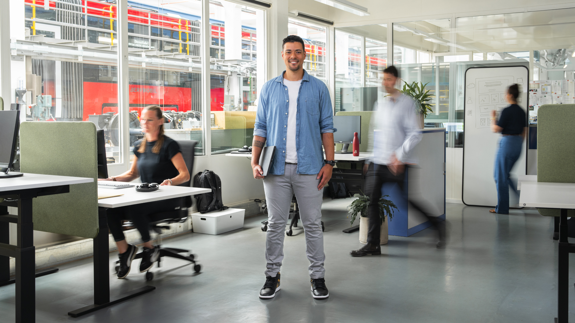 Mitarbeitende von BERNMOBIL im Büro Mitarbeitende von BERNMOBIL im Büro