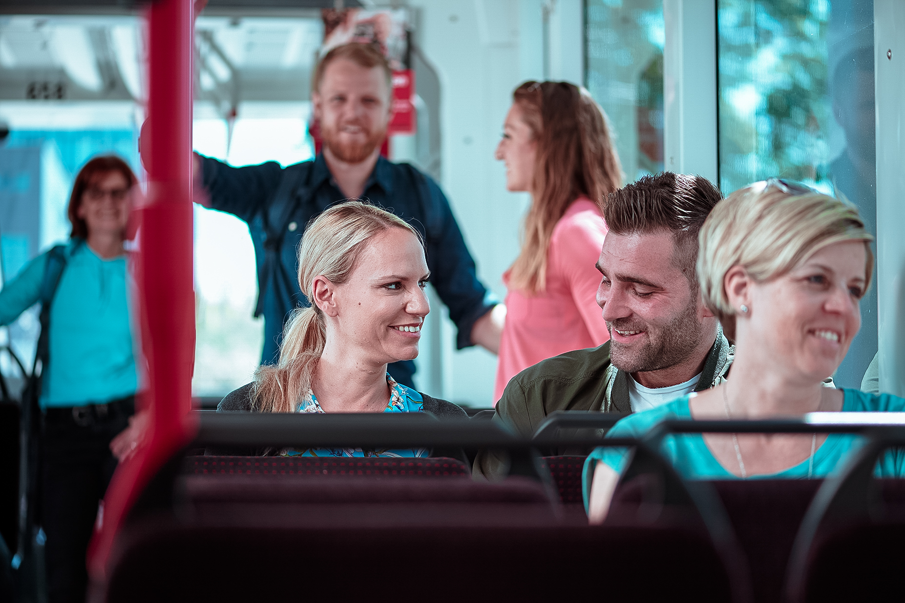 Fahrgäste in BERNMOBIL Fahrzeug