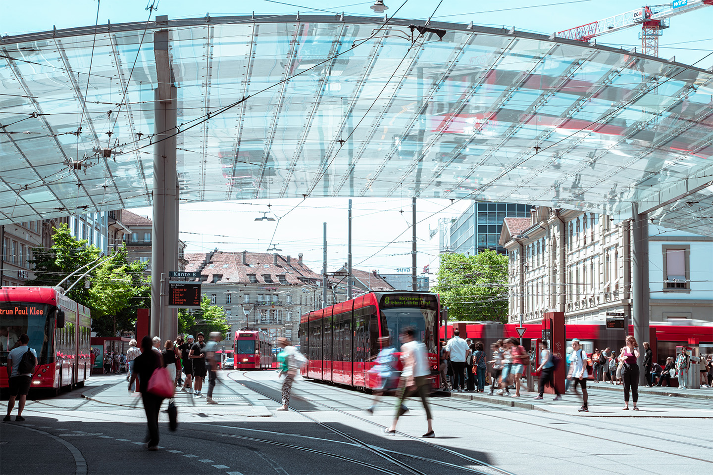 Bern Bahnhof Busse und Trams unter Baldachin