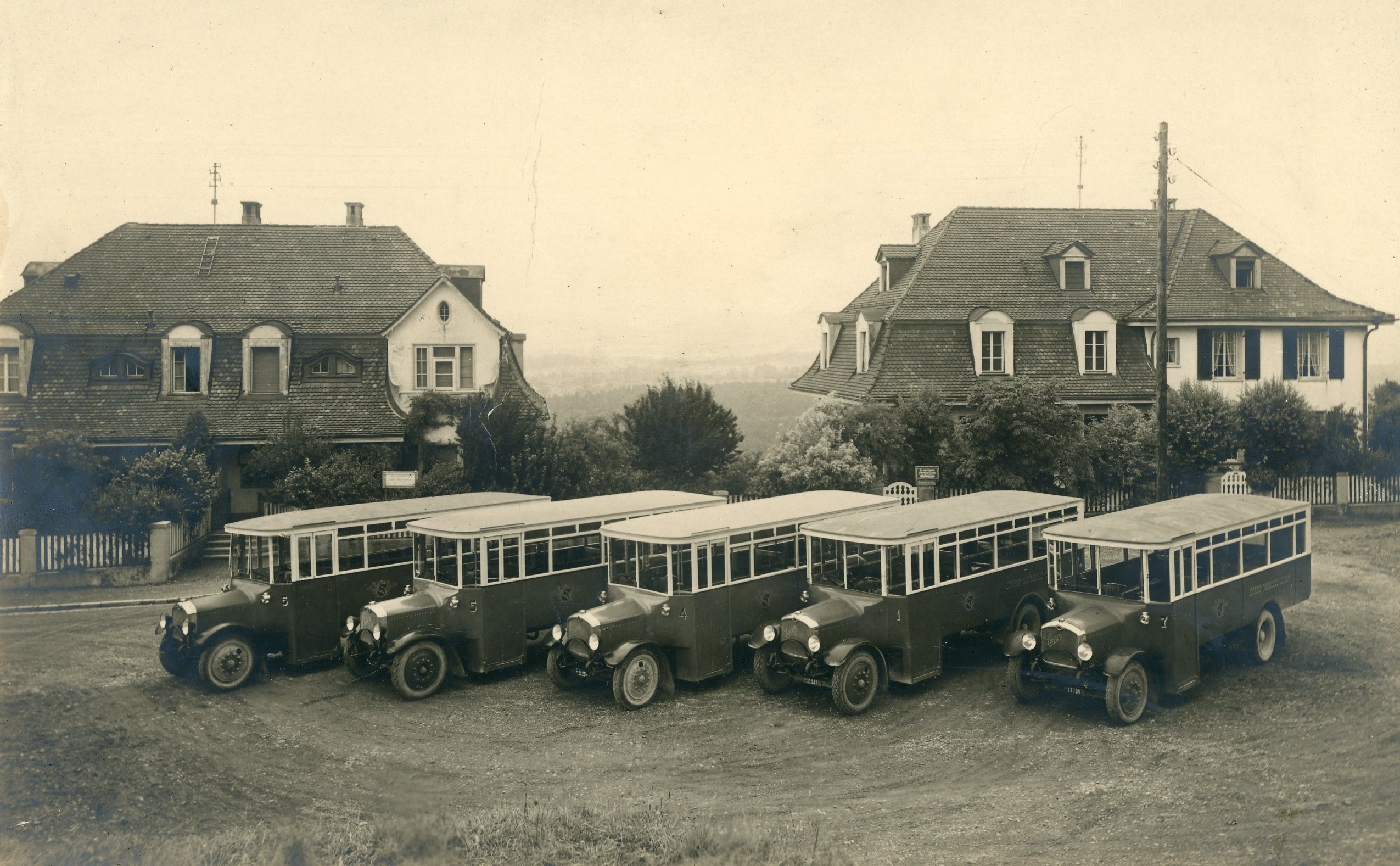 Autobusse in der Wendeschlaufe Gurten-Gartenstadt