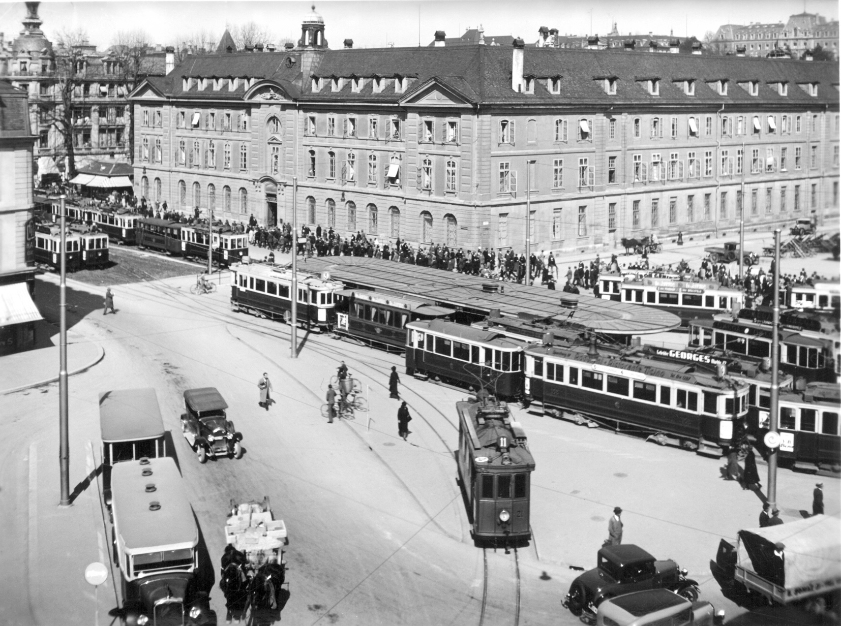 Omnibus und Tram am 1. Mai am Bubenbergplatz in den 30 Jahren