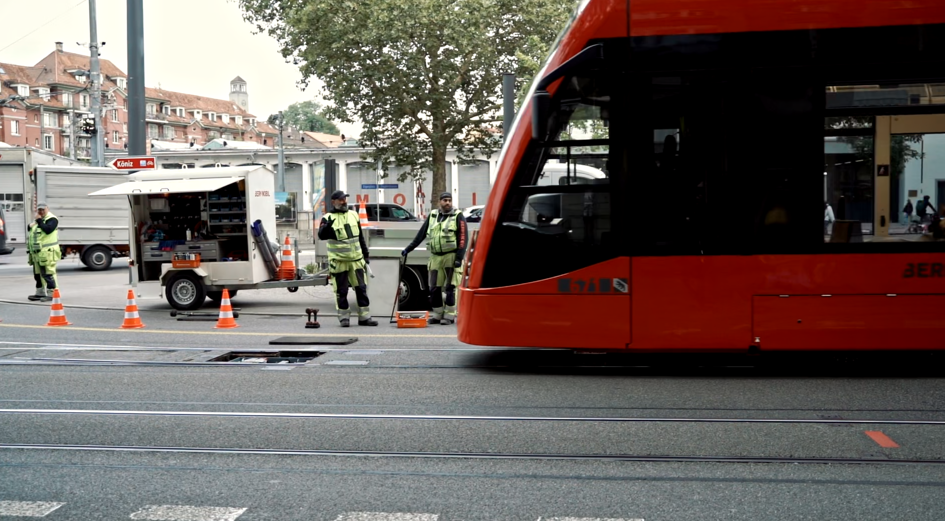 Mitarbeitende Fahrstrom arbeiten an einer Weiche